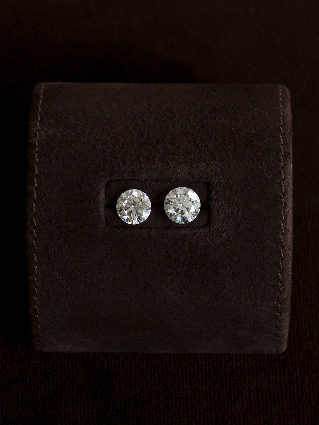 Round moissanite (left) and round diamond (right) look the most similar.